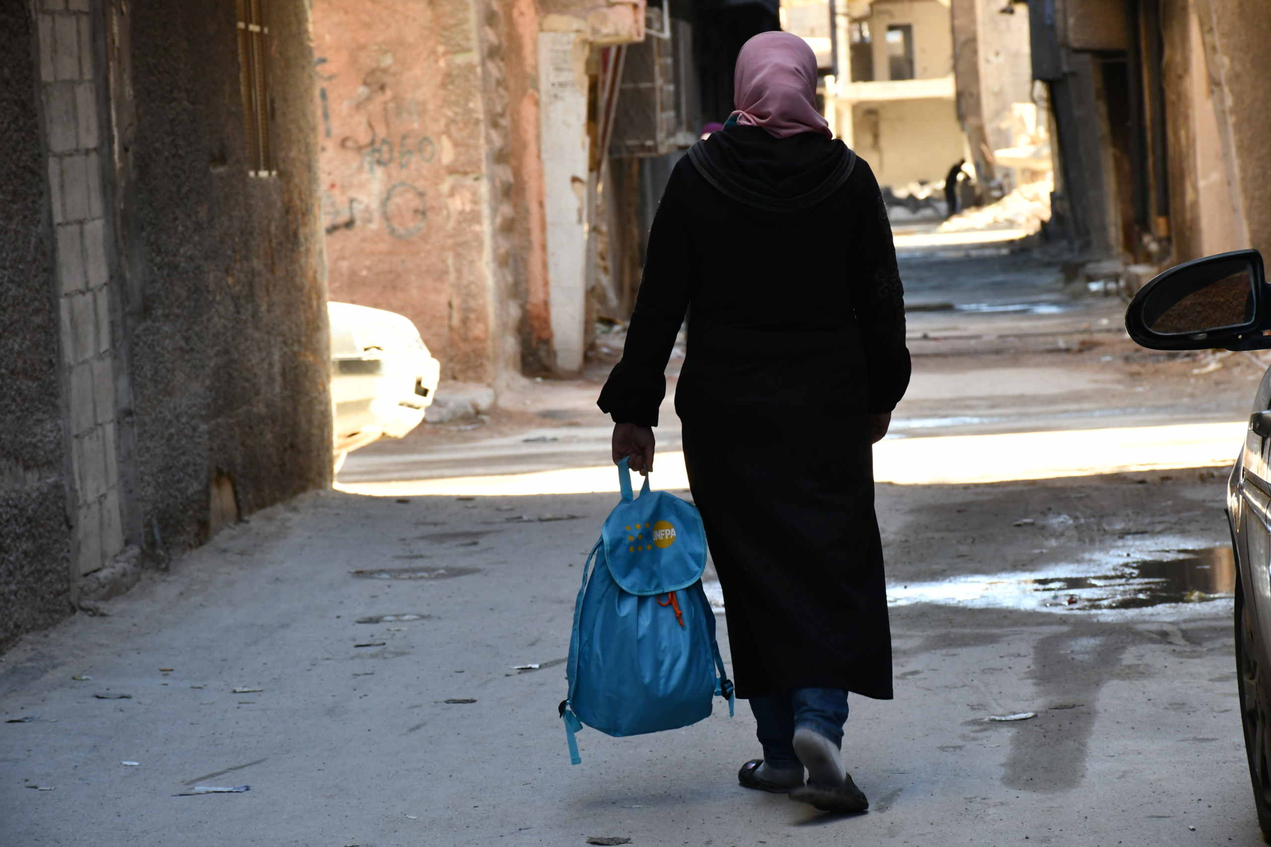 توزيع سلل صحية في مخيم اليرموك والحجر الأسود
